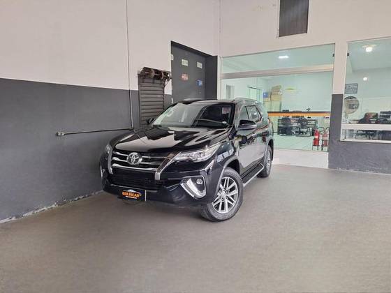 TOYOTA HILUX SW4 2.8 SRX 4X4 7 LUGARES 16V TURBO INTERCOOLER DIESEL 4P AUTOMÁTICO